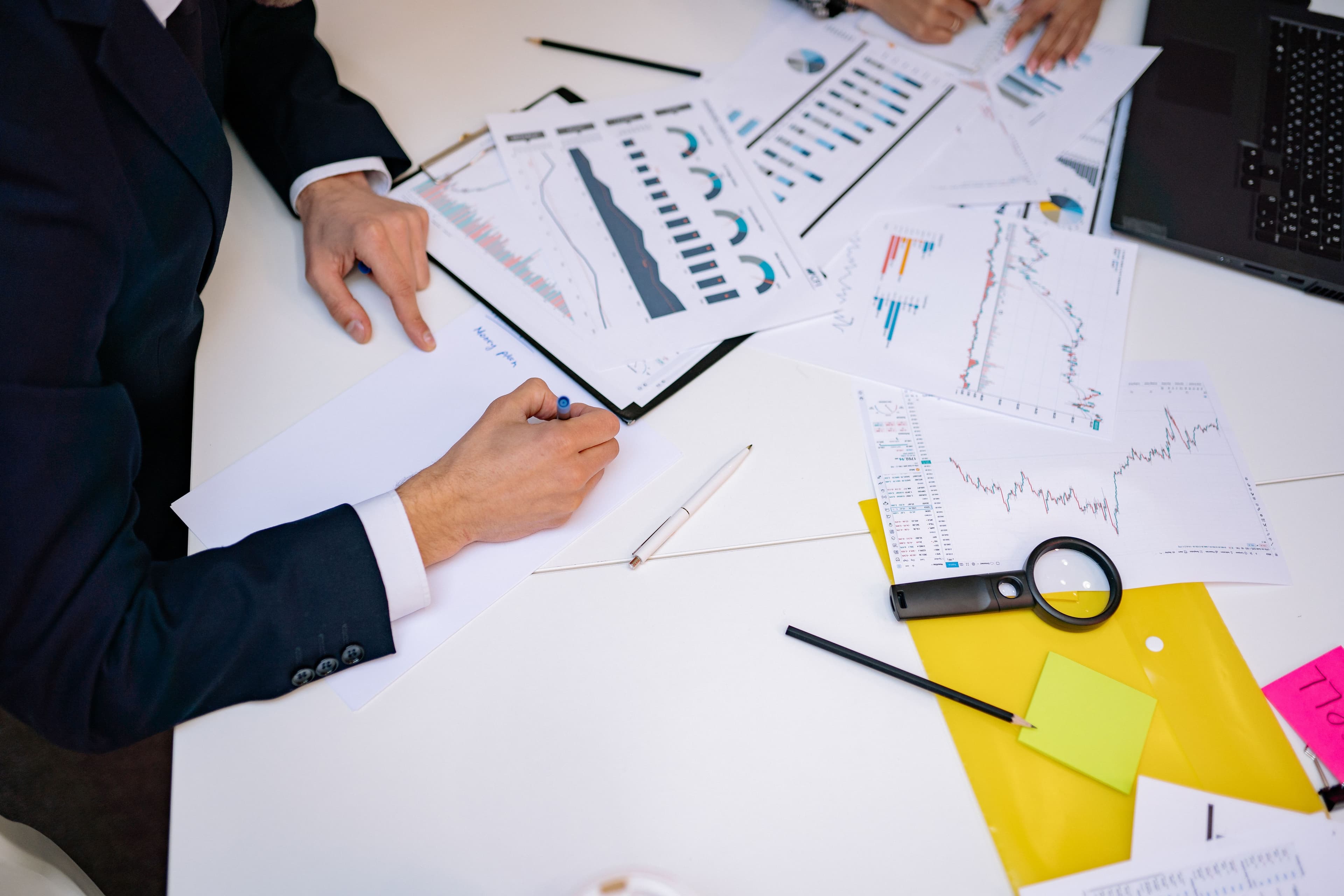 Analyse de documents et de données lors d'une enquête professionnelle en entreprise